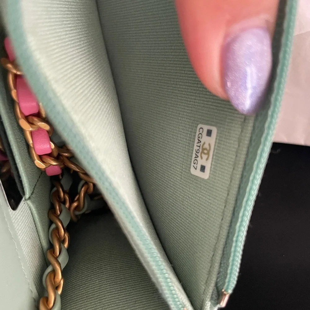 CHANEL Green Quilted Crossbody Bag with Gold Hardware - Picture 7 of 9